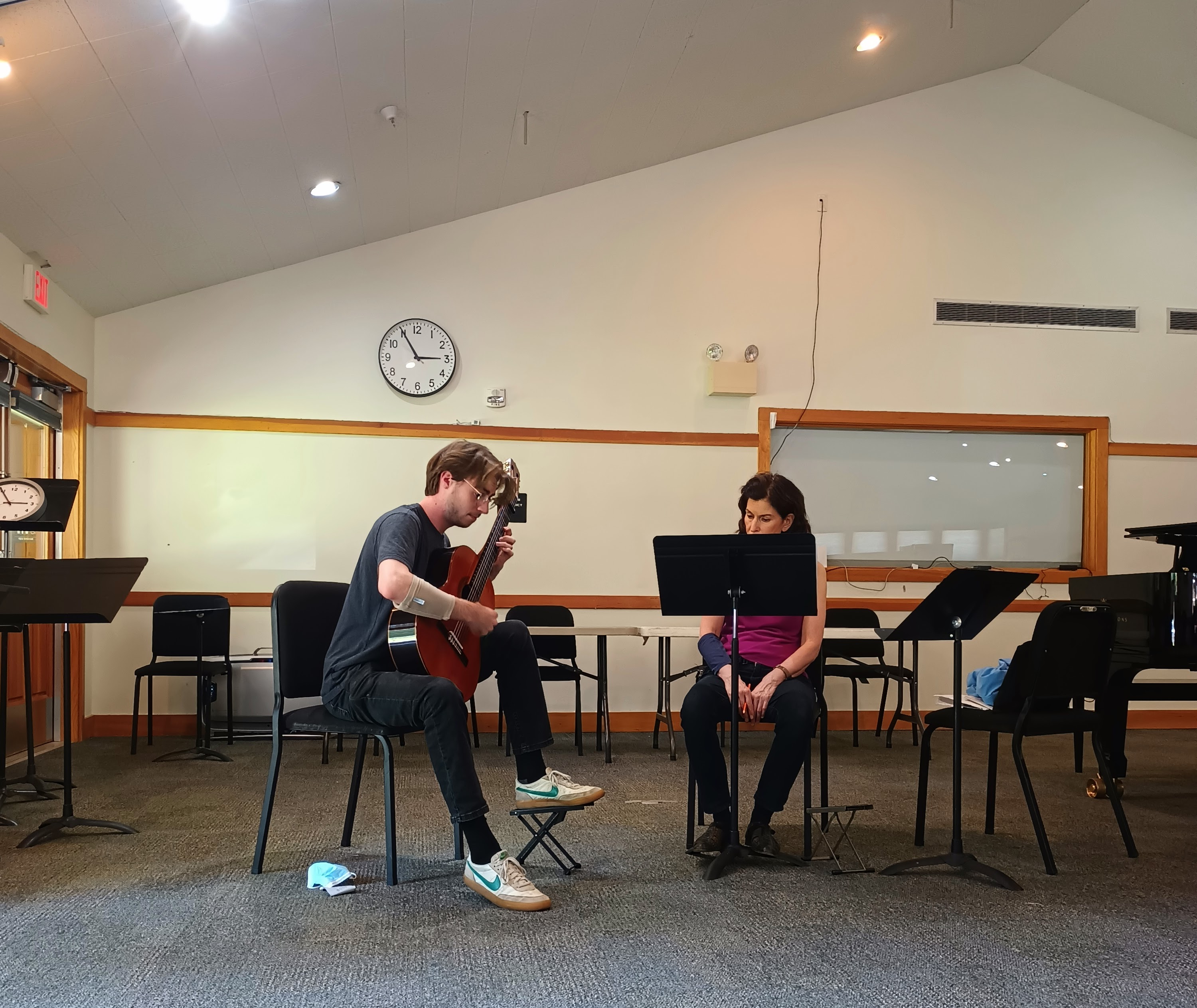 Nik Divall and Sharon Isbin in a lesson